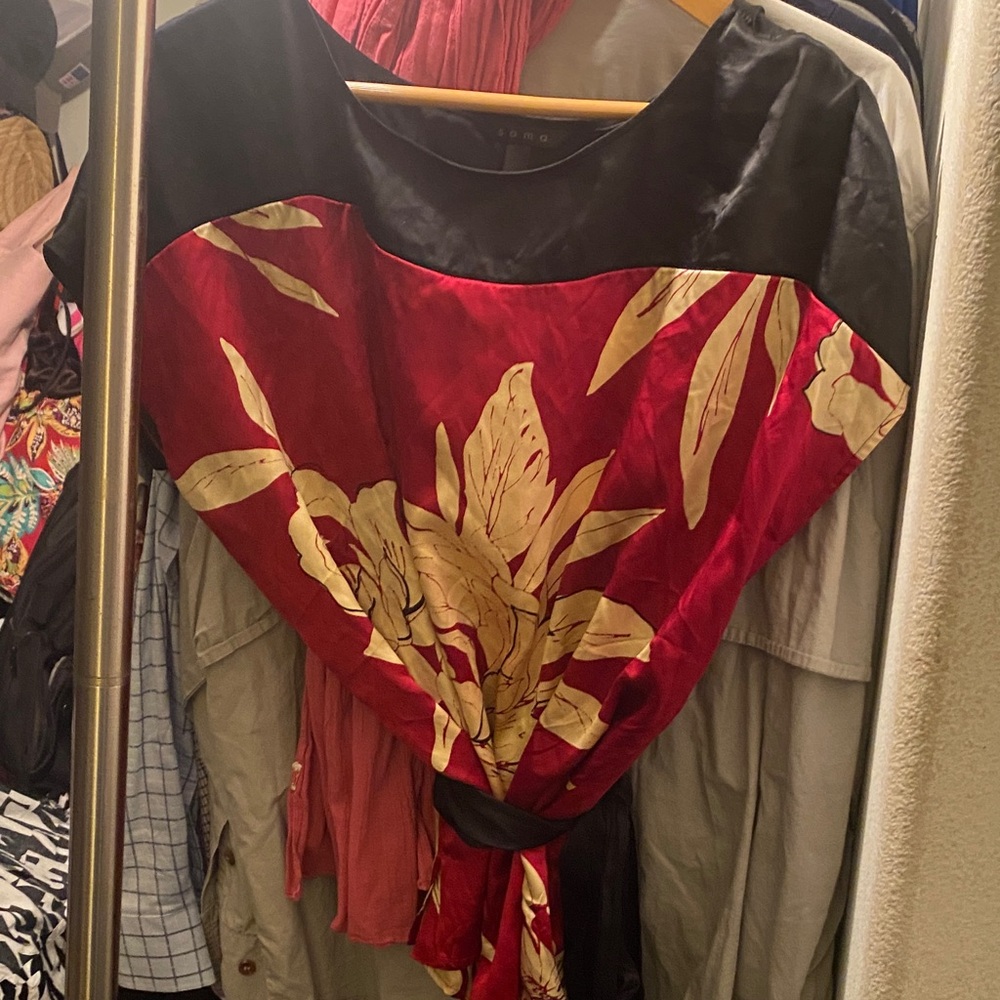100% genuine SILK! Soma silk top with attached belt.